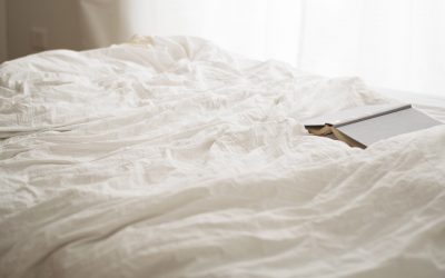 ¿Cómo leer en cama sin afectar nuestra espalda?